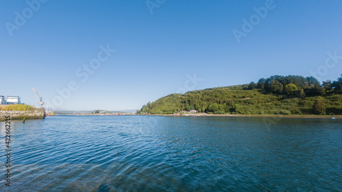 Vista desde el muelle hacía el monte y la ciudad.