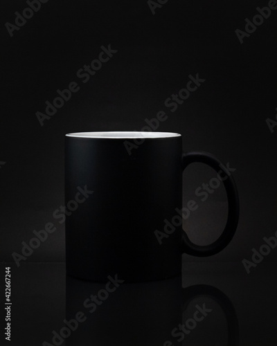 Tasa negra en fondo negro.