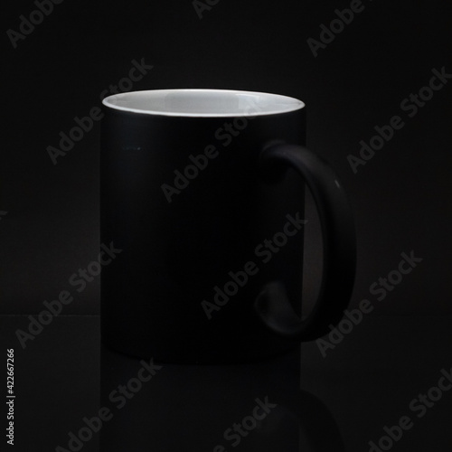 Tasa negra en fondo negro.