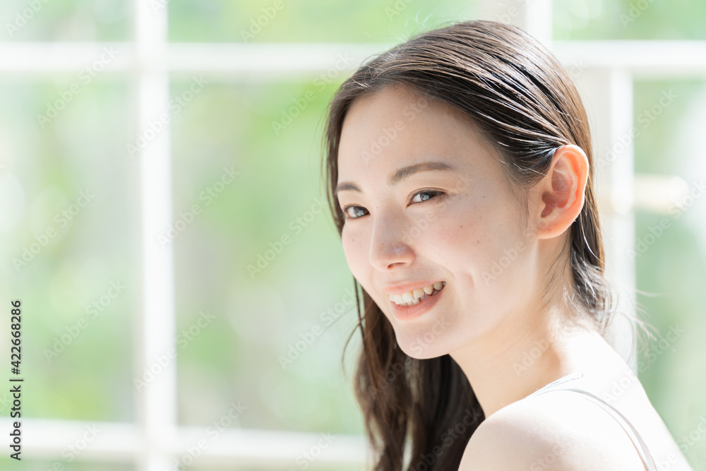 横顔の若い女性 ポートレート 横顔の若い女性 ポートレート