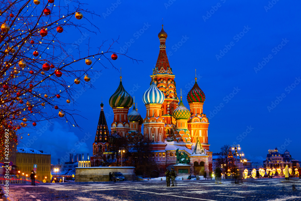 Obraz premium St. Basil's Cathedral on Red Square in Moscow at night in winter time, Russia