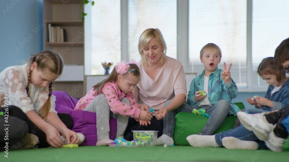 Stockvideo female teacher conducts developmental classes for children ...