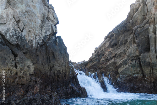 rocas en el mar, estructuras naturales en aguas cristalinas