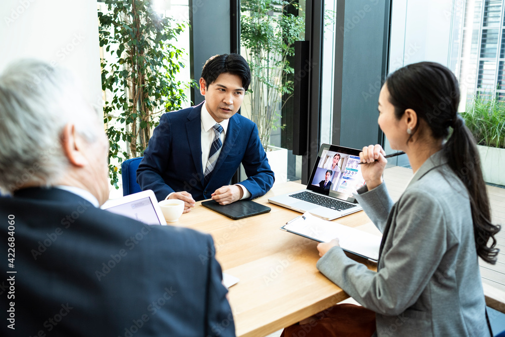 都心の企業で働くビジネスチームの会議風景 都心の企業で働くビジネスチームの会議風景