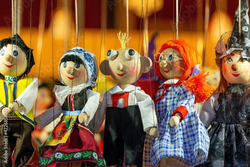 Fotografia Traditional handmade wood strings puppets and marionettes for sale in prague as souvenir, Prague, Czech Republic