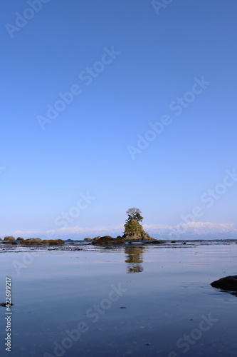 小さな島が見える海の風景