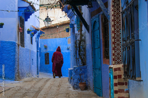 Blue streets of the city of Chaouen in Morocco © Jennifer