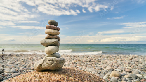 Buddhismus und Zen Meditation Konzept mit Steinstapel