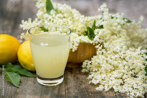 Fotografia Fresh elderflower and lemon lemonade or cordial