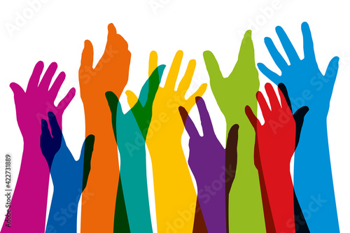 Concept de la cohésion d’un groupe, avec des silhouettes de mains levées de couleurs différentes, pour symboliser l’union et la diversité.