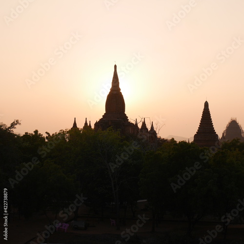 Sonnenuntergang mit Stupa in Bagan