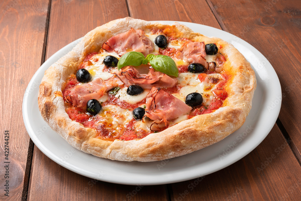 Deliziosa pizza con porchetta e olive nere, Cucina Italiana
