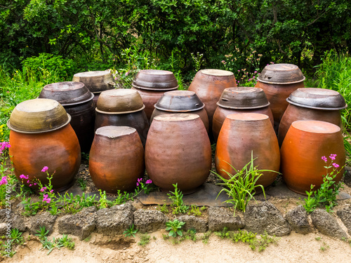 Fotografija Jangdok or traditional korean pots for ferment kimchi, red pepper paste and soyb