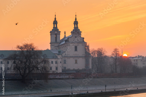 Wschód słońca nad Kościołem na skale w Krakowie
