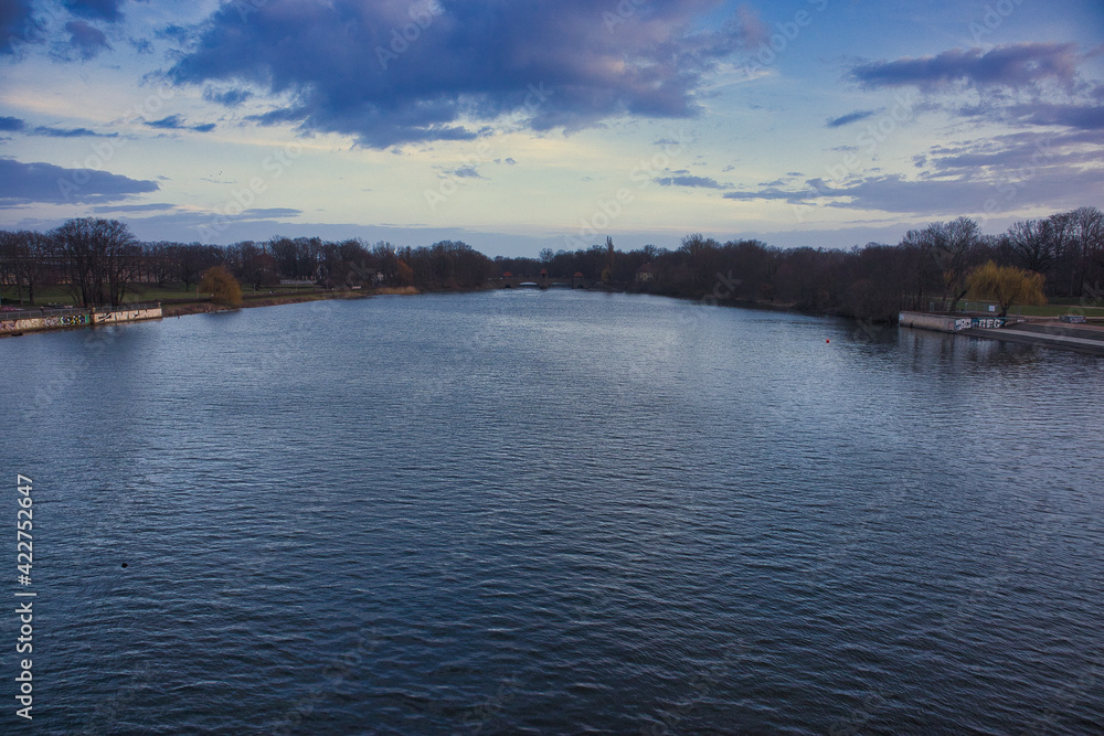 Elsterbecken, Himmel mit Wolken in Leipzig, Sachsen, Deutschland Elsterbecken, Himmel mit Wolken in Leipzig, Sachsen, Deutschland