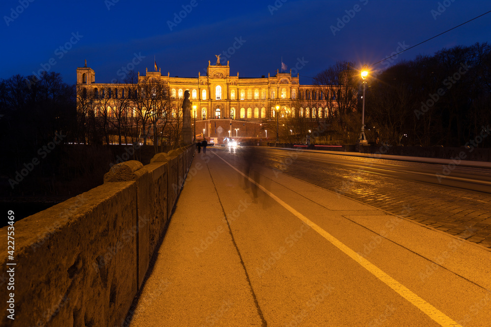 Das Maximilianeum in München zur blauen Stunde