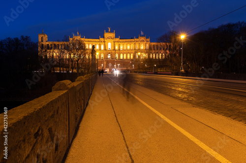 Das Maximilianeum in München zur blauen Stunde © Harald Biebel