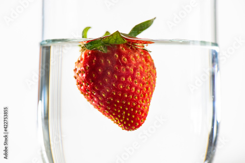 Fresa  agua  mojada  en baso  fruta fresca