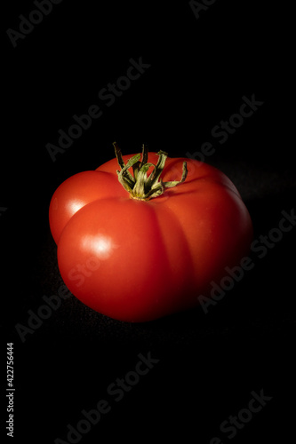 pomidor na czarnym tle