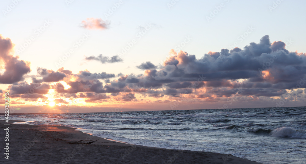 Zachód słońca nad morzem w Krynicy Morskiej w Polsce
