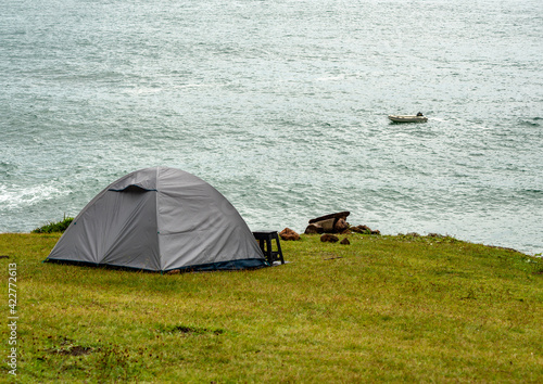 barraca de acampamento na beira do mar 