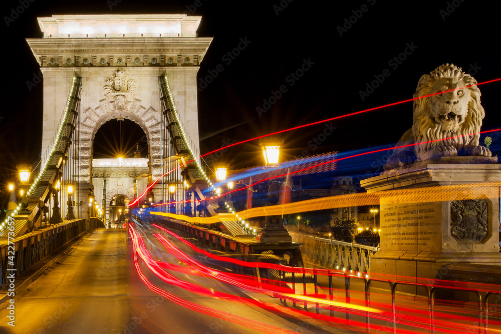 Obraz premium The Chain Bridge in Budapest in the evening. Sightseeing in Hungary