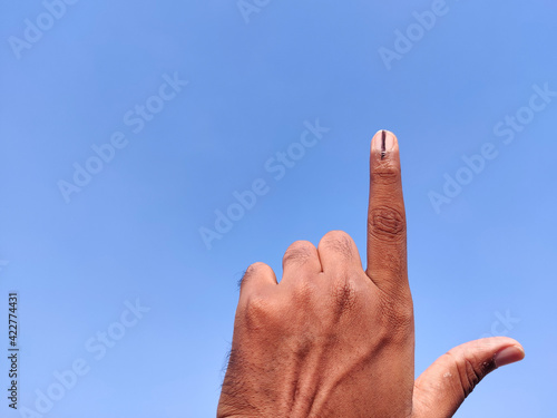 фотографія South Indian man hands with voting sign or inked in forefinger