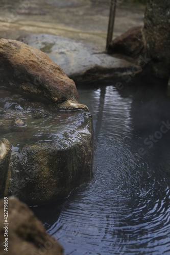 湧き出る温泉 © 大樹 宗圓