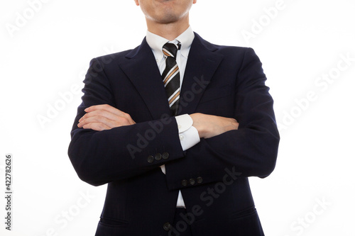 腕組みする堂々としたビジネスパーソン