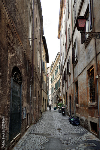 Fototapeta Naklejka Na Ścianę i Meble -  narrow street in old city (downtown) - Rome, Italy