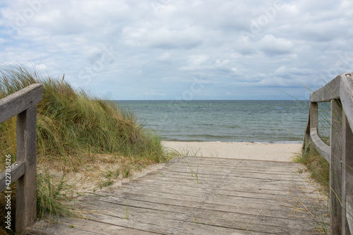 Fototapeta Naklejka Na Ścianę i Meble -  Dünenweg zum Ostseestrand in Heiligenhafen, Schleswig-Holstein