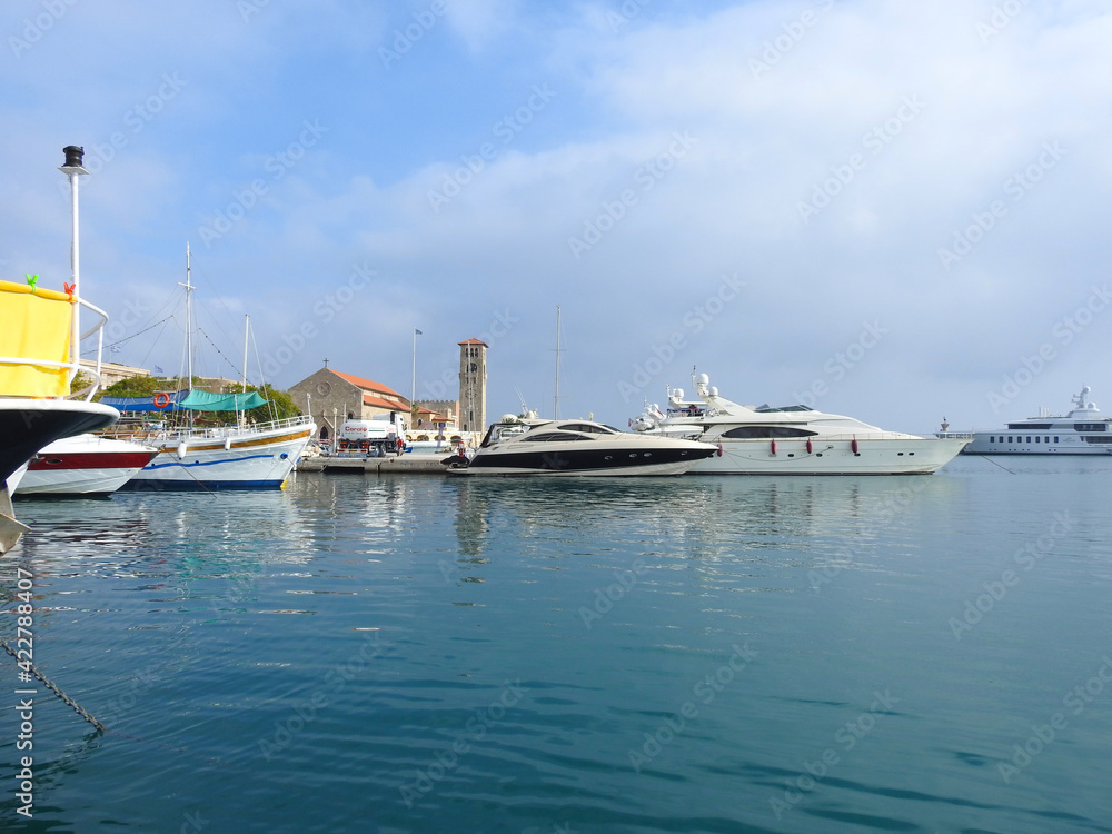 Fototapeta premium Yachts in a marina in the city