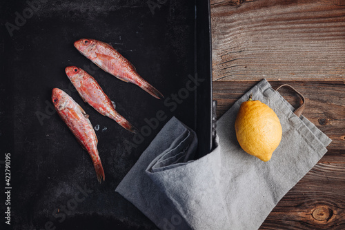 Cuadro en lienzo Fresh raw red mullet fishes