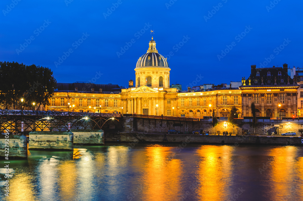 night scene of National Residence of the Invalids and the pont des arts