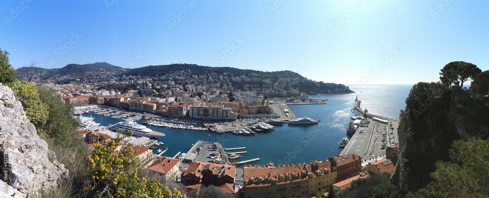 Vue sur le Port Lympia à Nice sur la Côte d'Azur