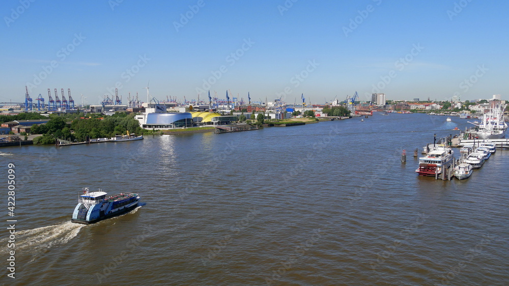 Blick von der Elbphilharmonie auf Schiffe und Hafen in Hamburg