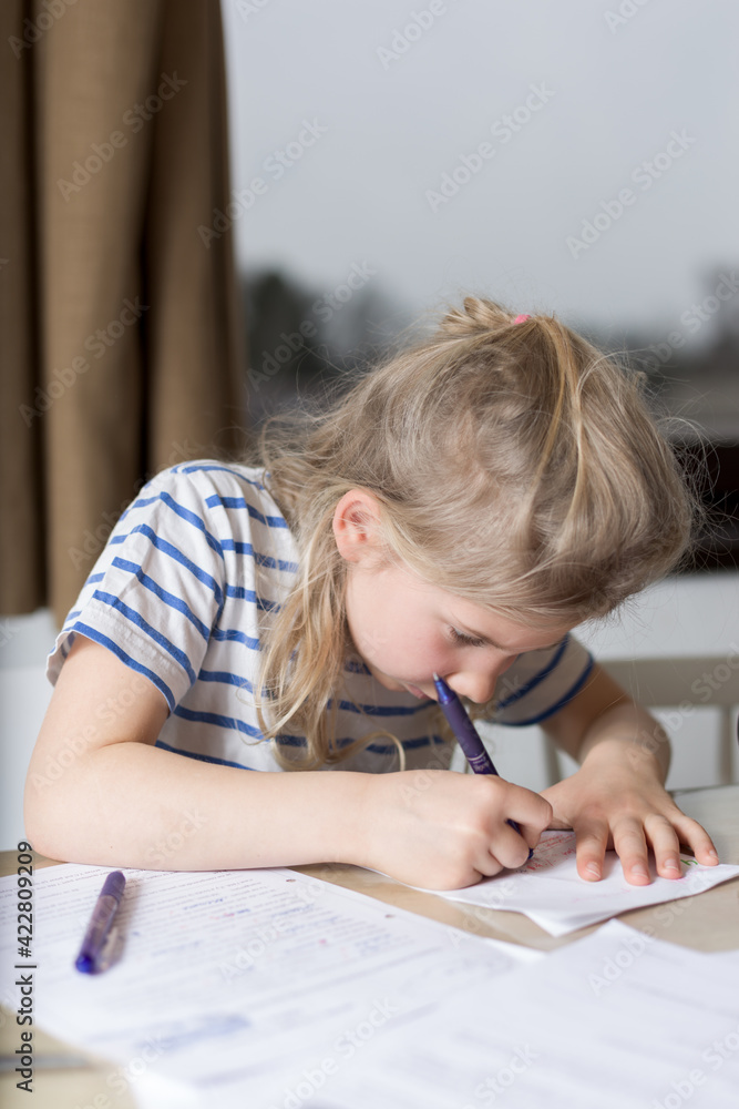 jeune fille étudie à la maison en silence jeune fille étudie à la maison en silence