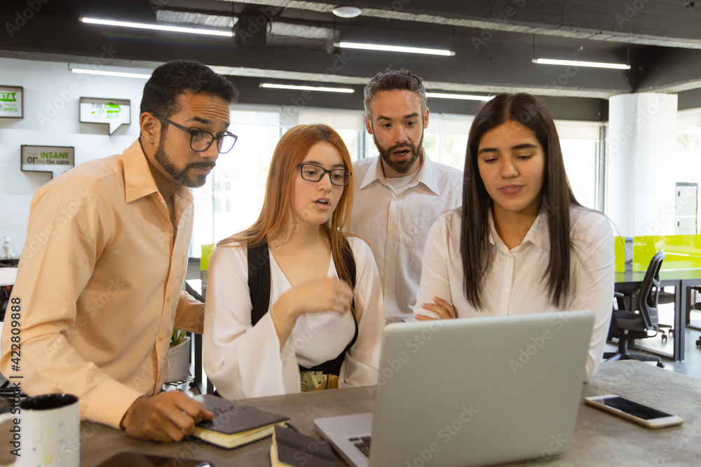 Grupo de empresarios que trabajan en equipo en la oficina