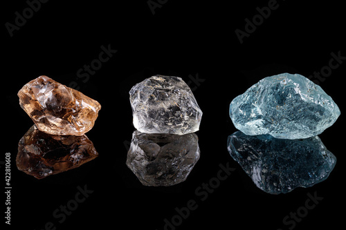 Carta da parati stone macro mineral topaz on black background