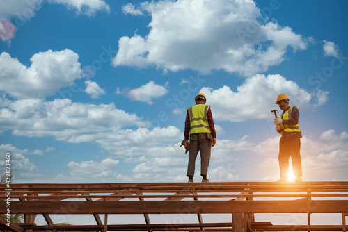 Foto Wood workers work as a team Construction of wood structures Roofer, Two roofer c