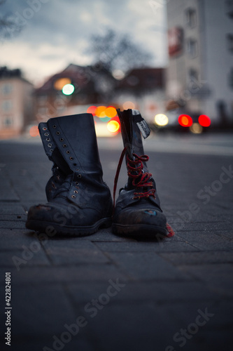 Rotgeschnürte Springerstiefel