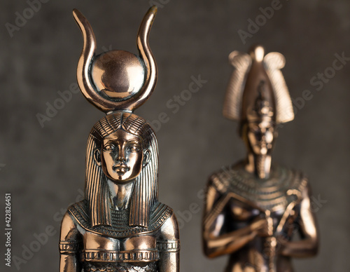 Fotografía Egyptian goddess Isis with Tutankhamen on a brown background.