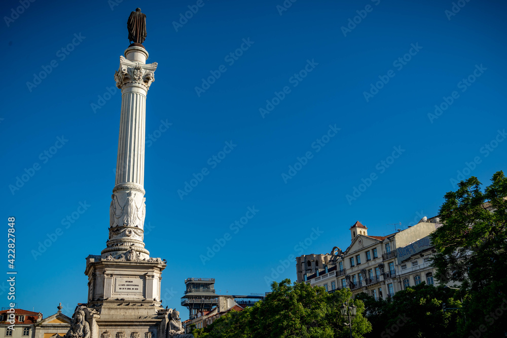Vista de las antiguas y monumentales calles de ciudad del viejo Lisboa	
