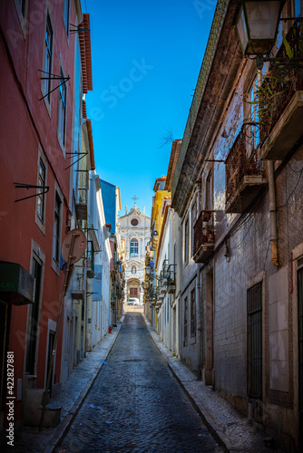 Fototapeta Naklejka Na Ścianę i Meble -  Vista de las antiguas y monumentales calles de ciudad del viejo Lisboa	