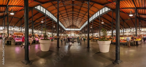 Vista interior del mercado central de almeria, construido en el siglo XIX en el estilo arquitectónico "Arquitectura de hierro"