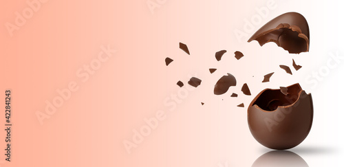 Uovo di pasqua esploso con tanti pezzetti di cioccolato sospesi in aria  photo