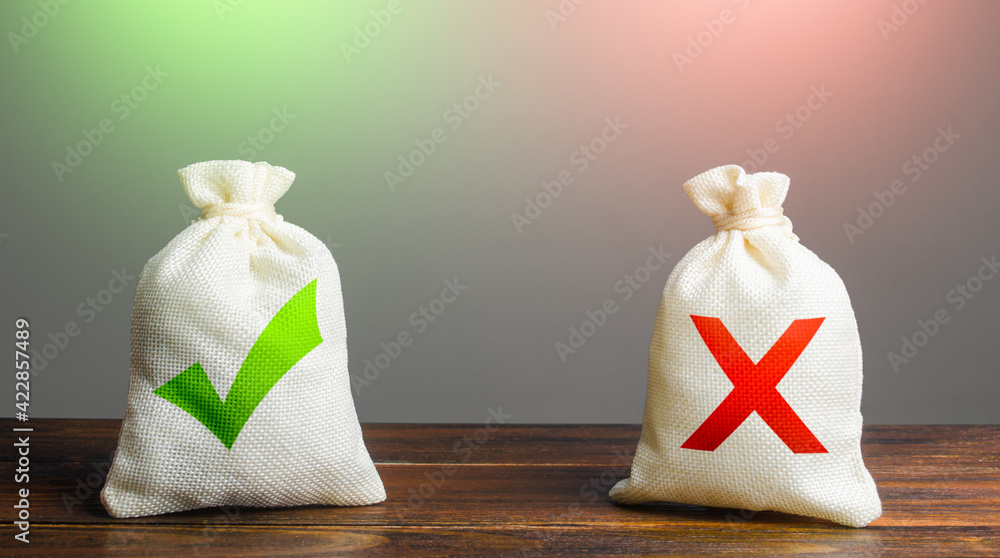 Two bags with a green check mark and a red cross. Risk planning. Advantages and disadvantages. Useful and harmful properties. Weighing decision making, evaluating profit and consequences. Choice Two bags with a green check mark and a red cross. Risk planning. Advantages and disadvantages. Useful and harmful properties. Weighing decision making, evaluating profit and consequences. Choice