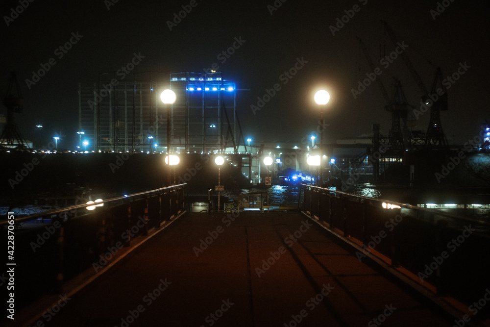 Fototapeta premium Blick von Hafentreppe auf den Hamburger Hafen (Black Pro Mist)