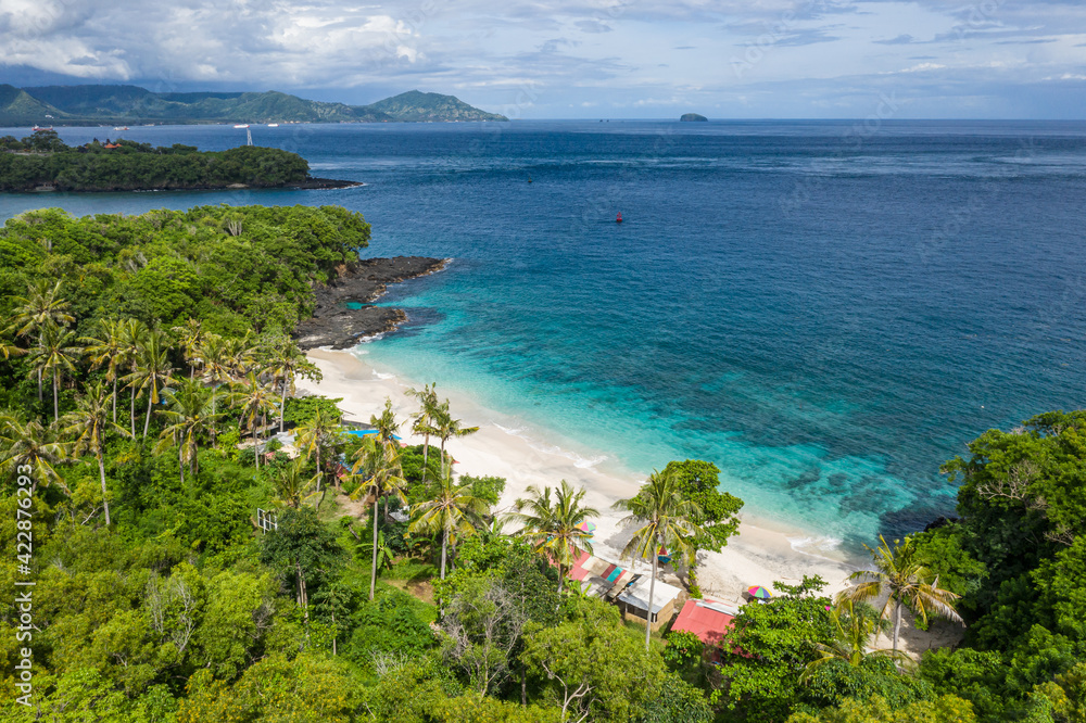 Obraz premium Stunning view of the Bias Tugel white sand beach in Padang Bai in Bali, Indonesia