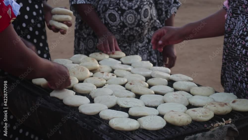 Las Arepas son parte de las Ricas recetas ancestrales de los indígenas Wayuu en La Guajira - Colombia- Latinoamérica Las Arepas son parte de las Ricas recetas ancestrales de los indígenas Wayuu en La Guajira - Colombia- Latinoamérica